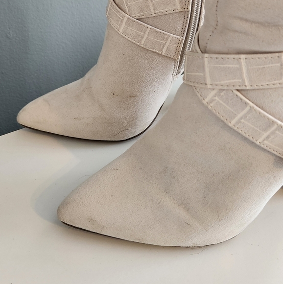 Cream Winter White Faux Suede Knee High Boots Size 6. Like new condition. - Picture 6 of 7